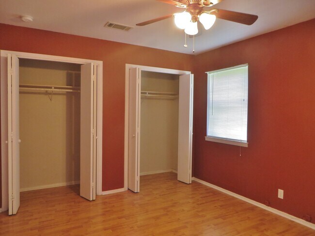 Building Photo - 3 Bedroom 2 Bathroom Georgetown Home