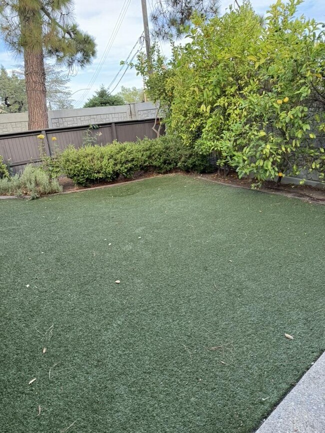 Building Photo - 2439 Sharon Oaks Dr