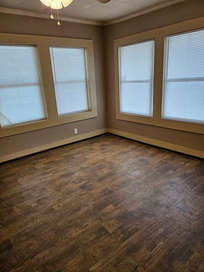 Building Photo - Rent Ready!