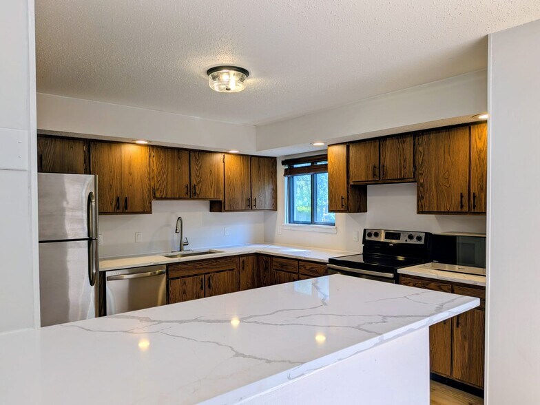 Building Photo - 515 Clearwater Dr
