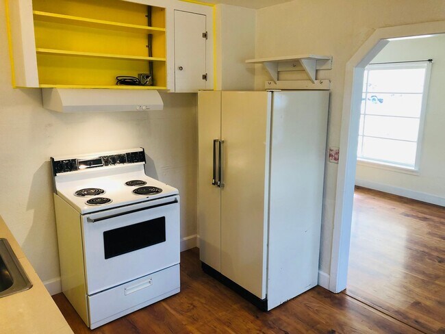 Building Photo - Freshly updated 3 bedroom 1 bath house off...