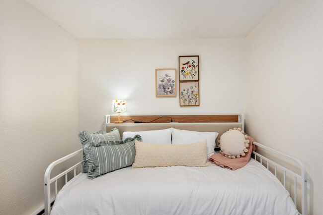 Building Photo - 838 SE Tacoma St