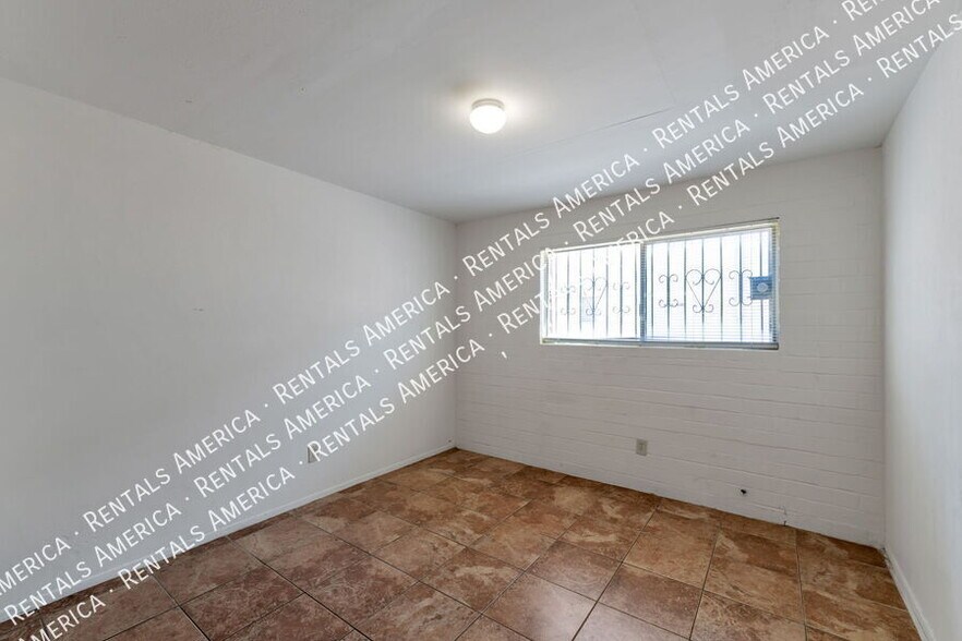 Building Photo - 947 N Alvernon Way