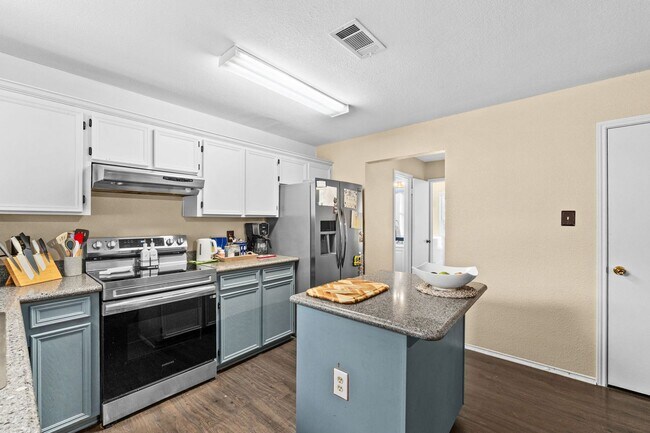 Building Photo - Texas sized home near the golf course