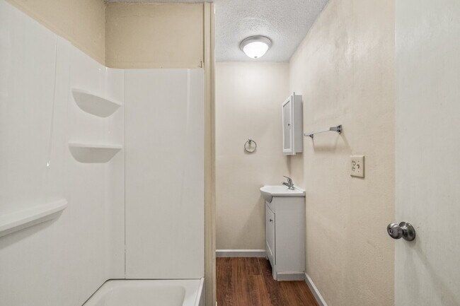 Building Photo - Large Efficiency w/ Loft, Minutes from TTU & Medical District