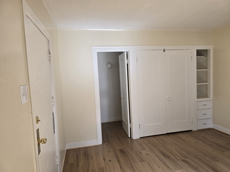 Building Photo - 2812 3/4 Hillcrest Dr