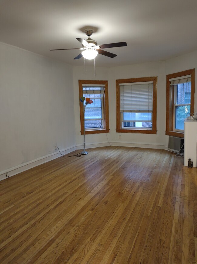 Building Photo - 539 W Addison St