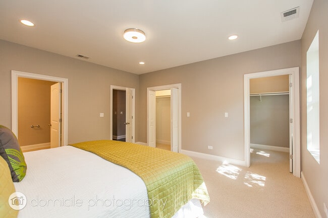 Building Photo - 806 S Oakley Blvd