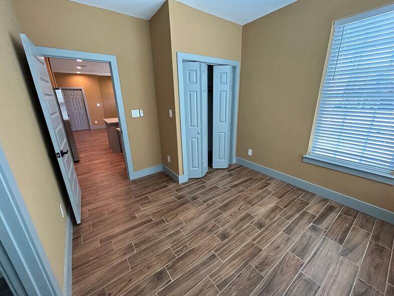 Building Photo - Room in Duplex on N Shore Dr