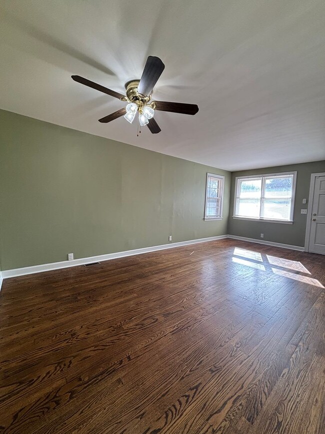 Building Photo - Adorable Move-In Ready Donelson Home!