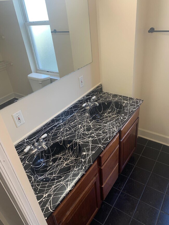 Building Photo - Charming 1-Bedroom Apartment with Hardwood Floors in York, PA!