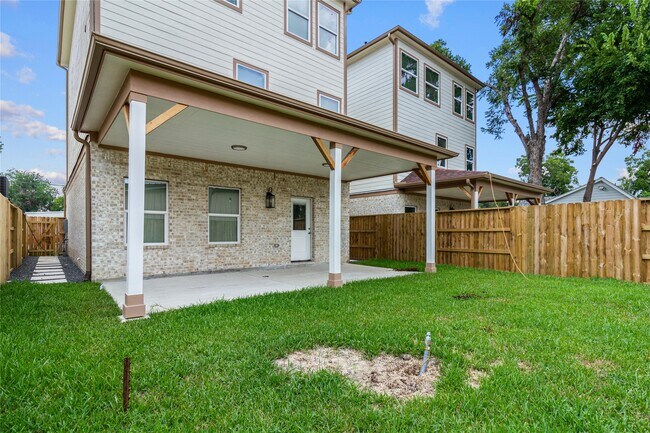Building Photo - 2204 Hoskins Dr