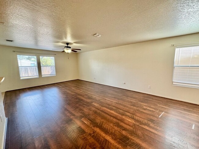 Building Photo - *COMING SOON* MOVE IN SPECIAL Beautifully Designed Two-Story Home with Loft and Garden Tub!