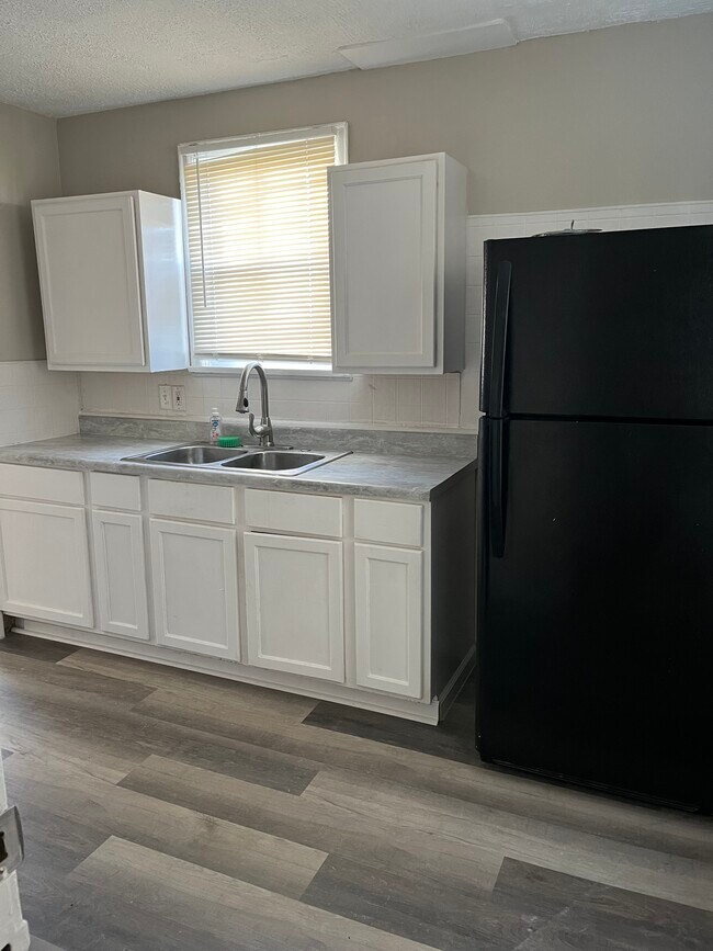 Building Photo - 1370 E 22nd Ave