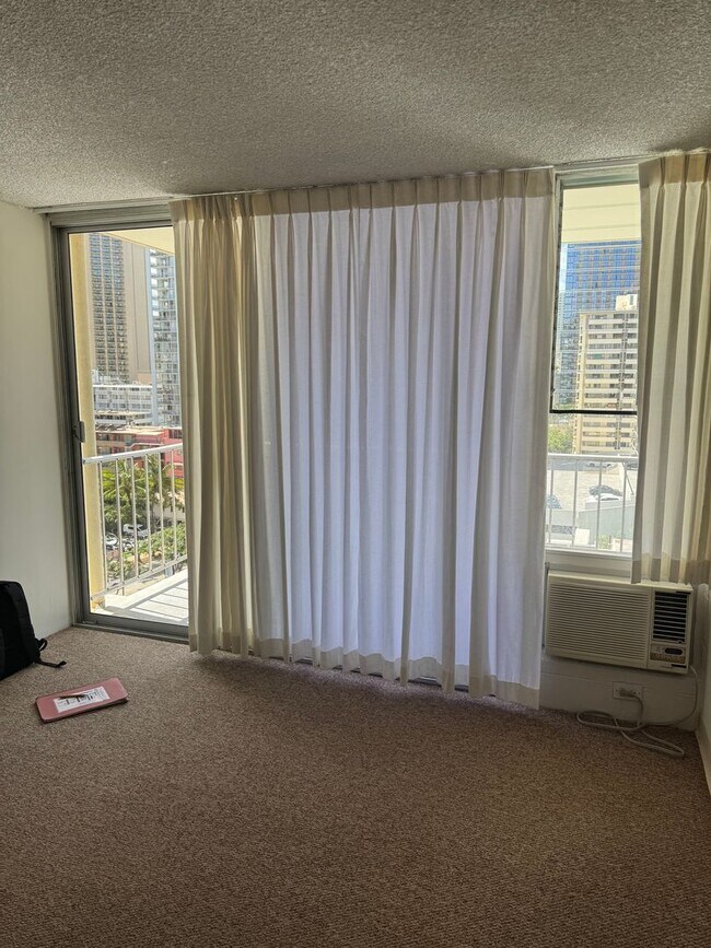 Building Photo - Large 2/2 Waikiki Condo with Parking, Lanai, A/C & W/D in unit!