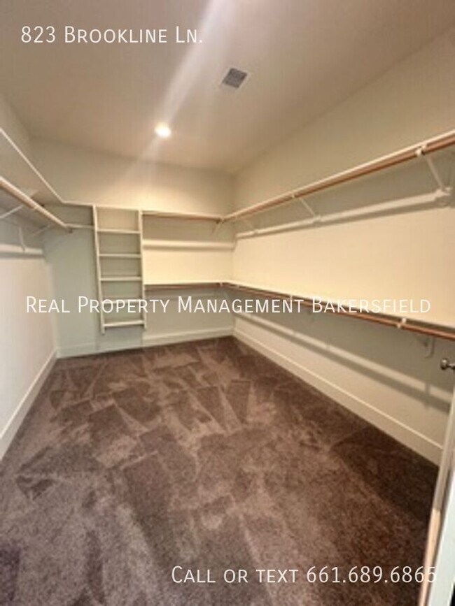 Building Photo - 823 Brookline Ln