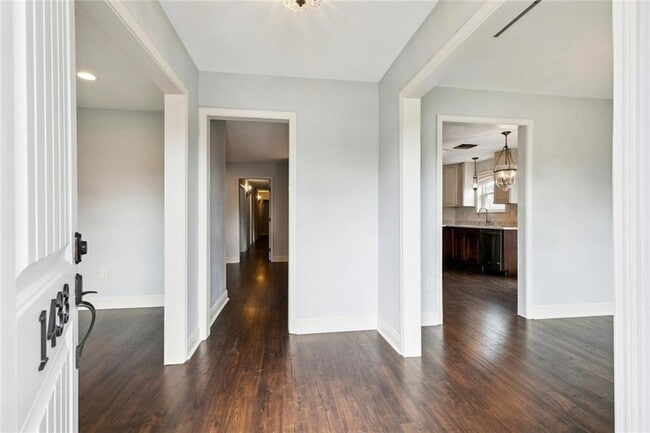 Building Photo - 1433 Poinsettia Dr