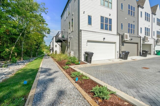 Building Photo - Gorgeous 3 bedroom end unit townhome with garage