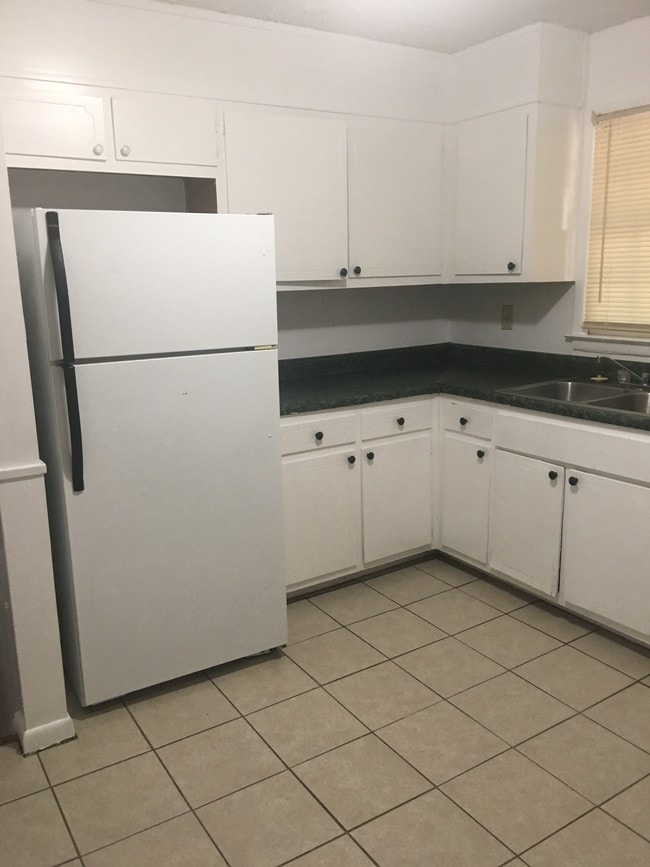 Building Photo - 2930 Carriage Ln