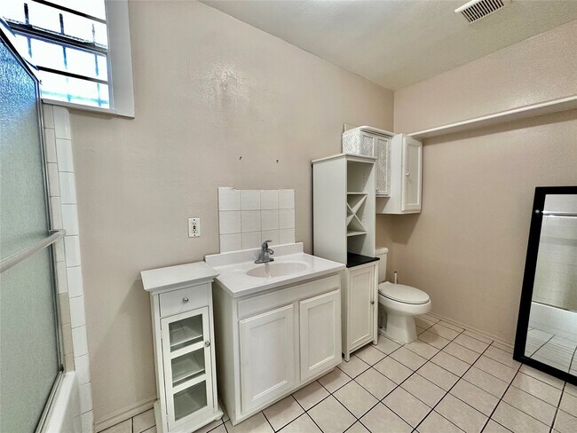 Building Photo - 305 N Live Oak St