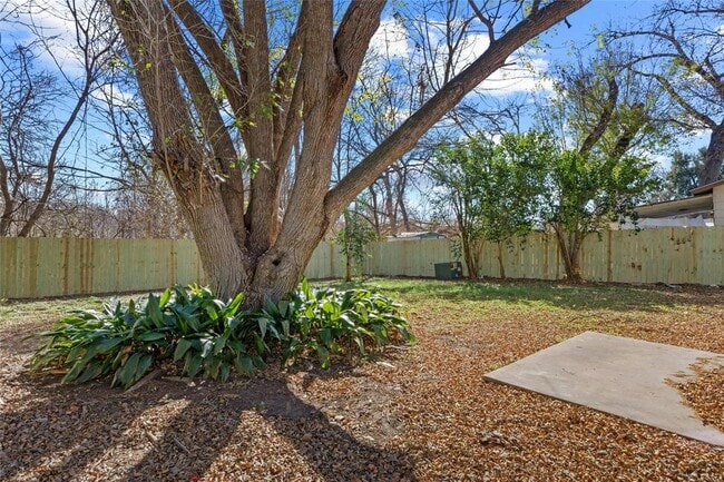 Building Photo - 9417 N Creek Dr