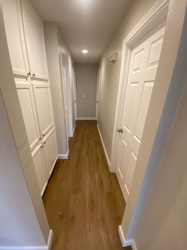 Building Photo - 3 Bed, 2 Bath First Floor Condo in Central...
