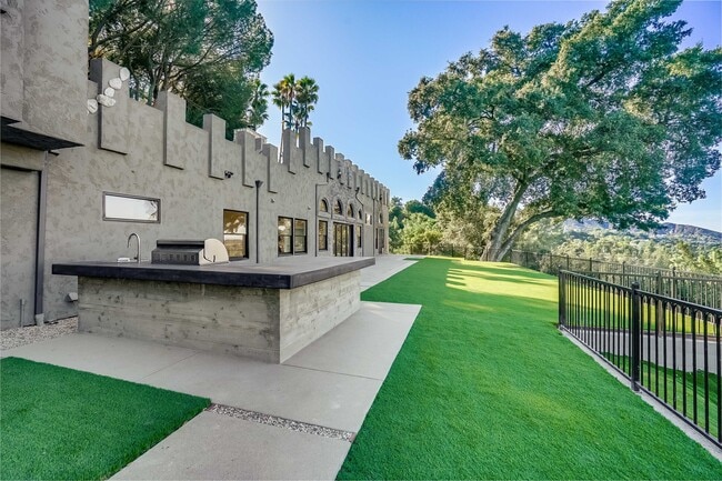 Building Photo - 15851 Mulholland Pl