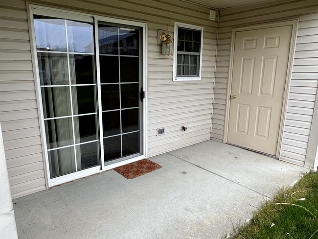Building Photo - 136 Hiddenwood Dr
