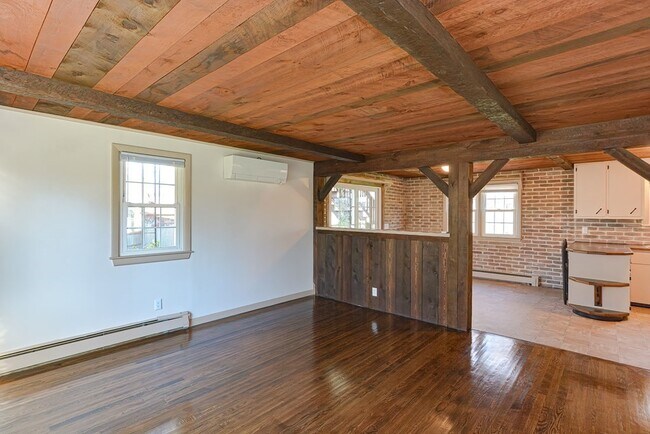 Building Photo - 110 Oswego St