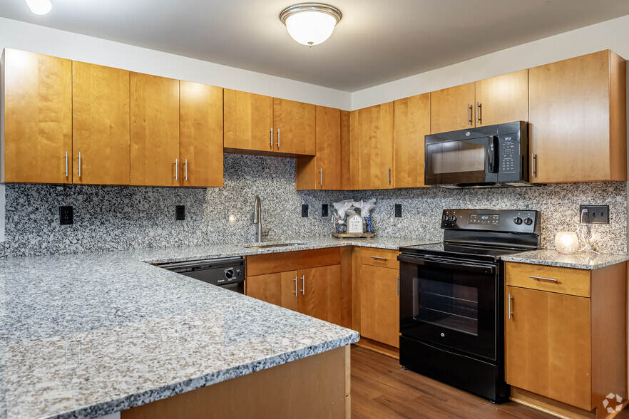 2BD, 1BA - 950SF - Kitchen - Withington Apartments*