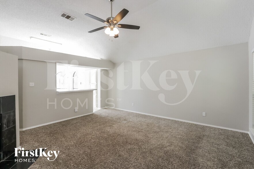 Building Photo - 701 Long Hill Ct