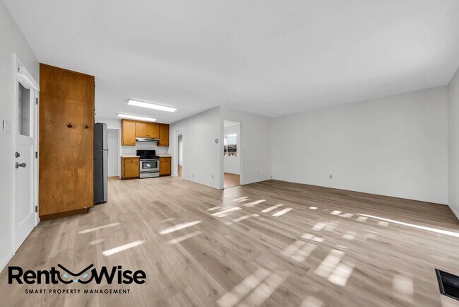 Building Photo - Present PM-Midtown Palo Alto Beauty-New Floors-Remodeled Bathrooms-Big Yard