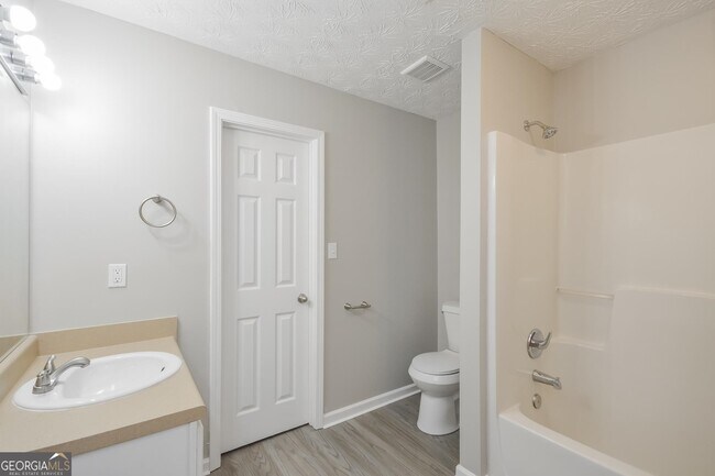 Building Photo - 541 Dove Way