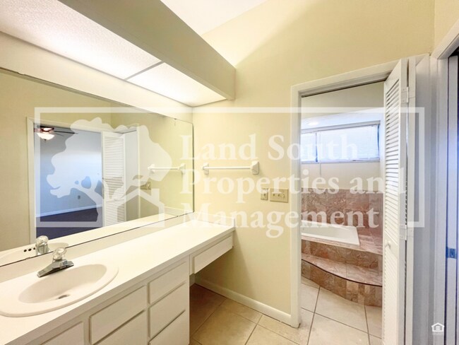 Building Photo - 707 Carpenters Way