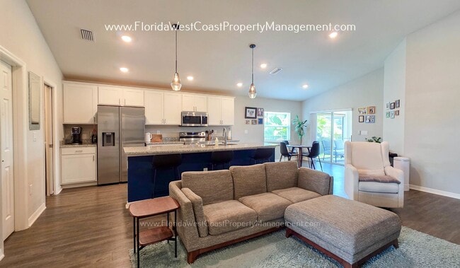 Building Photo - EXCEPTIONAL 3 BEDROOM/2 BATH HOME PLUS LARGE FENCED YARD! LONG TERM LEASE- UNFURNISHED!