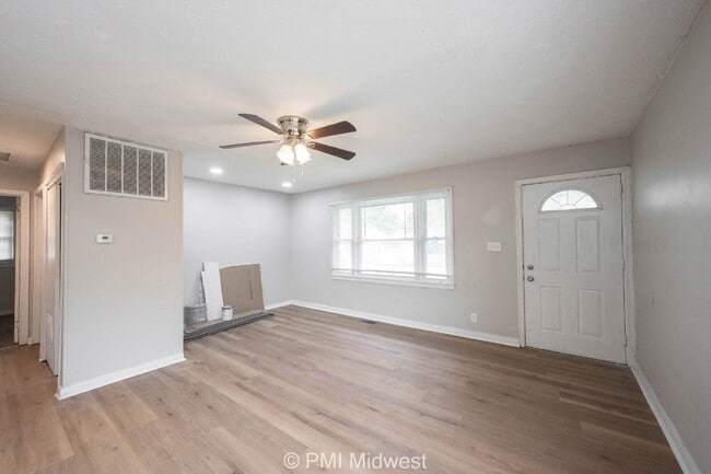 Building Photo - 4923 Barlow Dr
