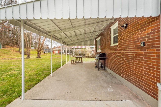 Building Photo - AVAILABLE JULY 1ST!! Don't miss this STUNNING 3 BEDROOM IN MCCANDLESS!!