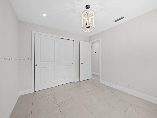 Building Photo - 1305 SE 1st St