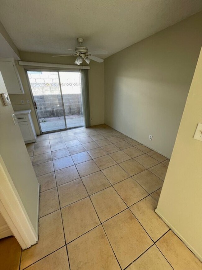 Building Photo - 2 Bedroom 1.5 Bath Attached unit available