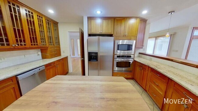 Building Photo - 2323 Ridgefield Dr