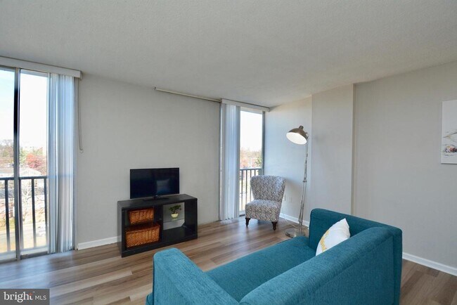 Building Photo - 4600 S Four Mile Run Dr