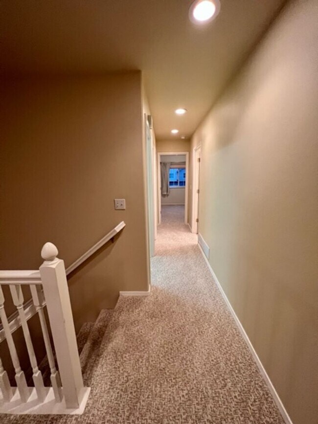 Building Photo - Updated 3 Bedroom Condo!