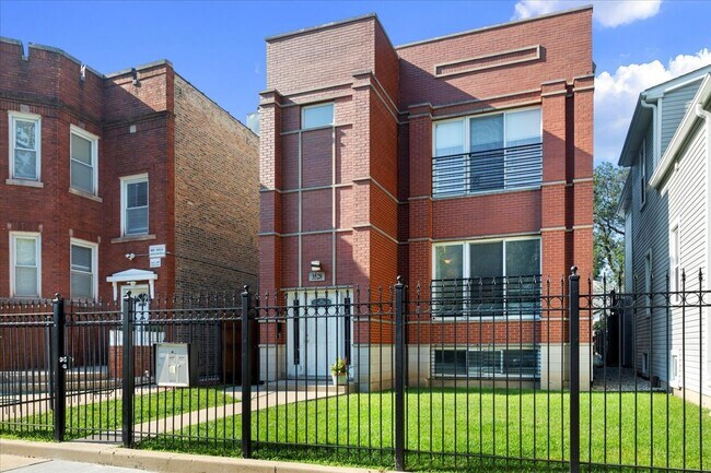 Primary Photo - 3528 W Shakespeare Ave
