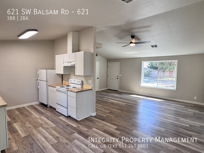 Building Photo - 621 SW Balsam Rd