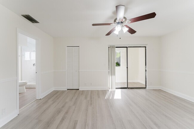 Building Photo - 302 NE 36th St