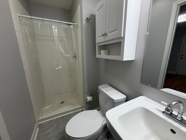 Building Photo - 818 Lynwood Dr