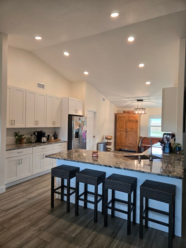 Building Photo - 9300 SE Eagle Ave