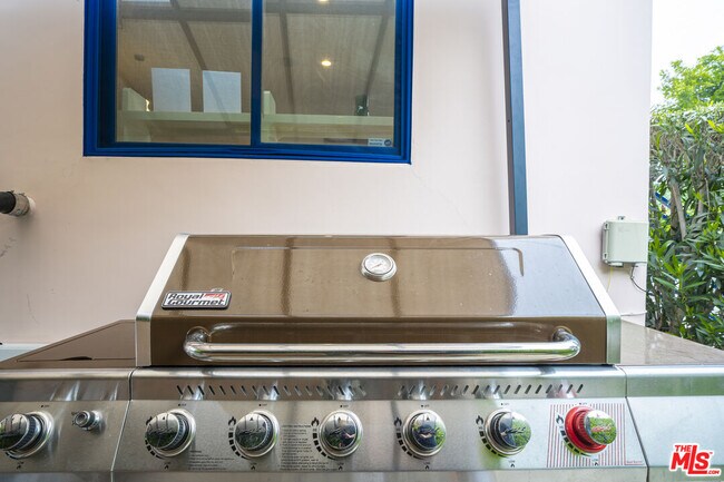 Building Photo - 848 N Las Palmas Ave