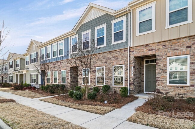 Building Photo - 410 Kenwood Vw