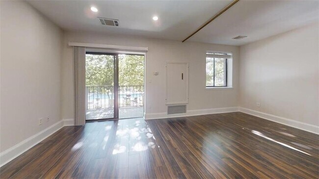 Building Photo - 300 Johnson Ferry Rd